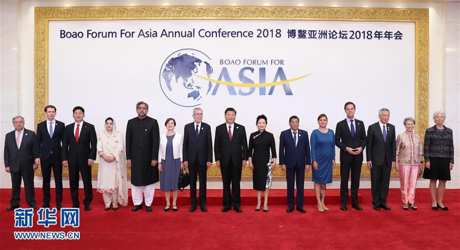 4月10日，国家主席习近平在海南博鳌出席博鳌亚洲论坛2018年年会开幕式并发表题为《开放共创繁荣创新引领未来》的主旨演讲。开幕式前，习近平和夫人彭丽媛前往迎宾厅迎接外方领导人夫妇并集体合影。 新华社记者 谢环驰 摄 图片来源：新华网