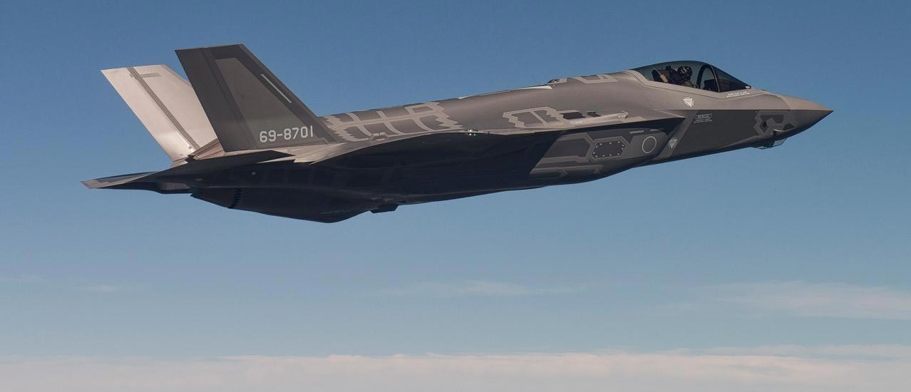 资料图：图为洛克希德·马丁（Lockheed Martin）公司为日本空自生产的首架F-35A（空军型）战机。由于其隐形的特点，能够使用的涂料受到很大限制，因此日本航空自卫队首次将表示国籍的日本国旗图案绘制为灰色的“低认知度迷彩”，这也是日本迄今为止的空自战机所不具备的特点。